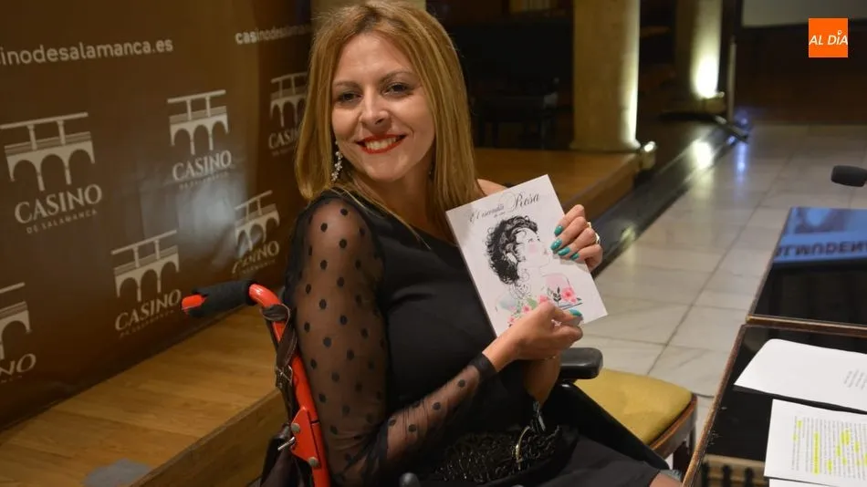 Almudena Merino presenta su primera novela en el Casino. Foto: Lydia González