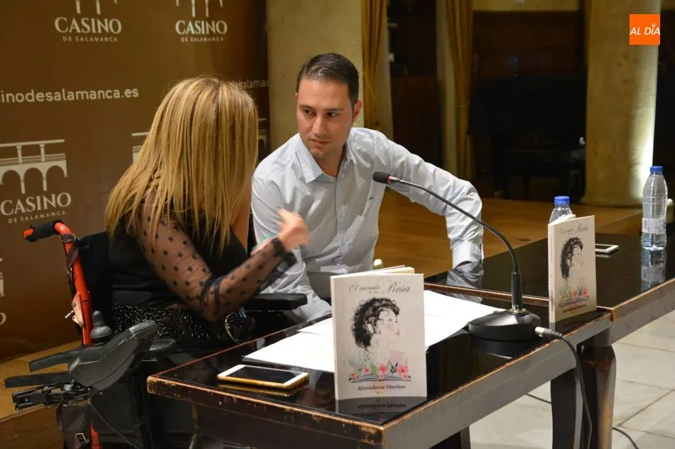 Foto 10 - Almudena Merino presenta en el Casino su novela &lsquo;El escondite de una rosa&rsquo;