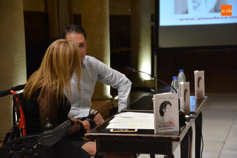 Foto 5 - Almudena Merino presenta en el Casino su novela &lsquo;El escondite de una rosa&rsquo;