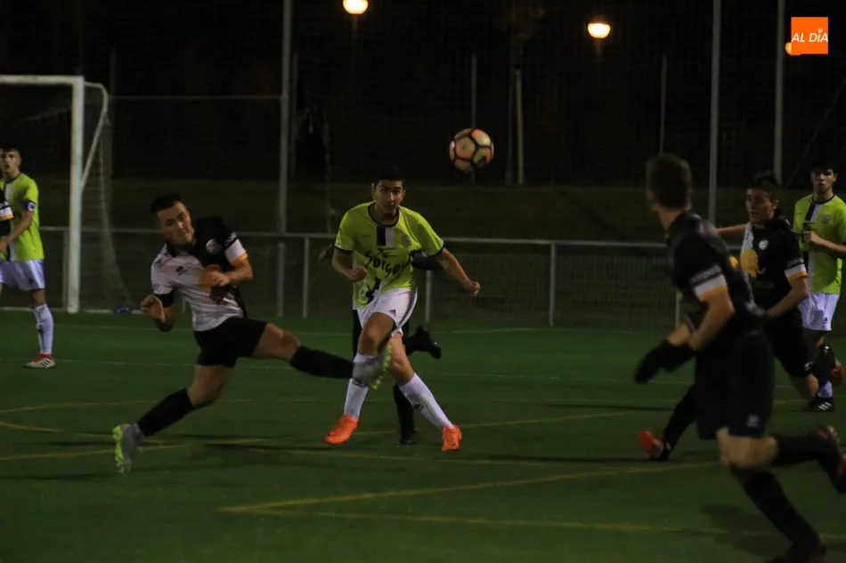 Foto 11 - Unionistas se lleva el derbi de la Regional Juvenil ante el Helm&aacute;ntico (4-3) y se a&uacute;pa al liderato