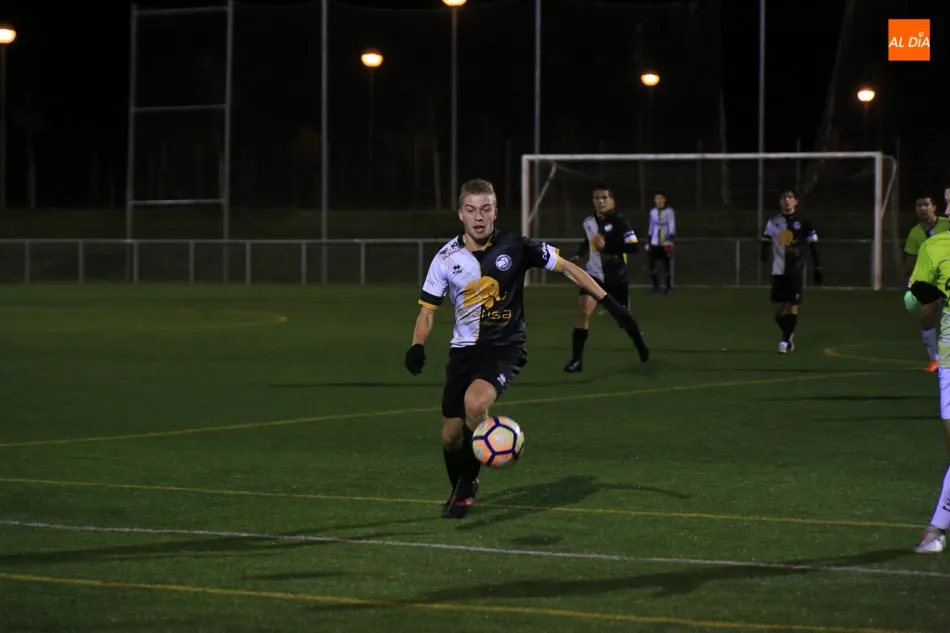Foto 10 - Unionistas se lleva el derbi de la Regional Juvenil ante el Helm&aacute;ntico (4-3) y se a&uacute;pa al liderato
