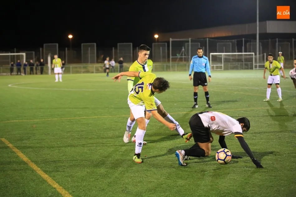 Foto 6 - Unionistas se lleva el derbi de la Regional Juvenil ante el Helm&aacute;ntico (4-3) y se a&uacute;pa al liderato