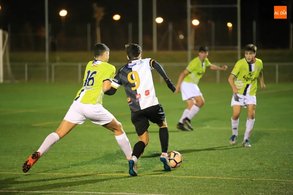 Foto 5 - Unionistas se lleva el derbi de la Regional Juvenil ante el Helm&aacute;ntico (4-3) y se a&uacute;pa al liderato