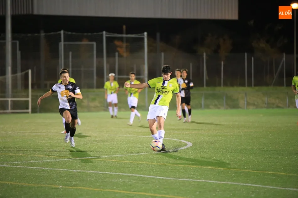 Foto 4 - Unionistas se lleva el derbi de la Regional Juvenil ante el Helm&aacute;ntico (4-3) y se a&uacute;pa al liderato