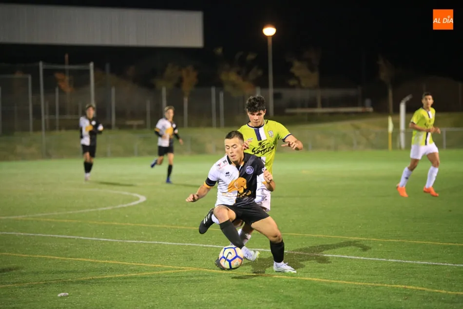 Foto 3 - Unionistas se lleva el derbi de la Regional Juvenil ante el Helm&aacute;ntico (4-3) y se a&uacute;pa al liderato