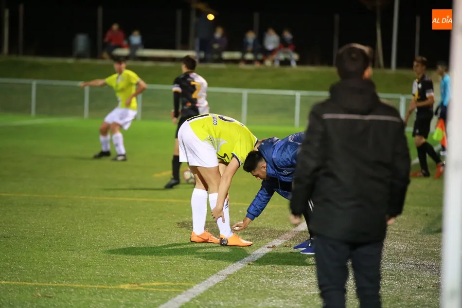 Foto 2 - Unionistas se lleva el derbi de la Regional Juvenil ante el Helm&aacute;ntico (4-3) y se a&uacute;pa al liderato