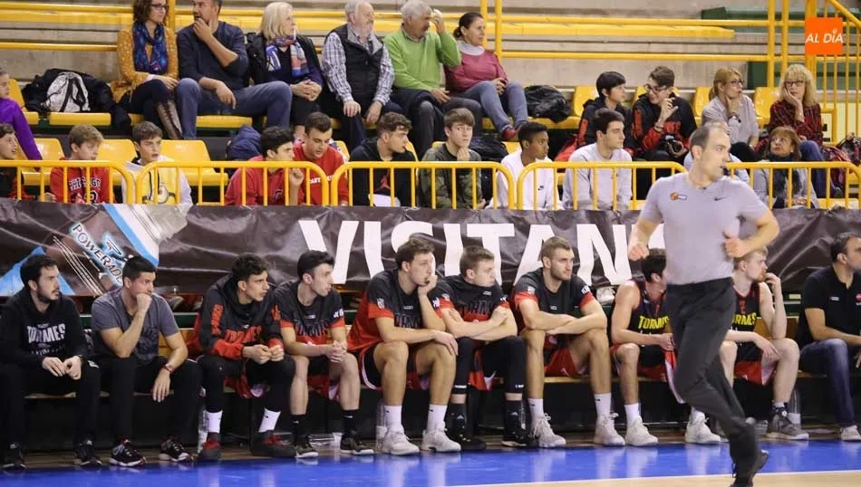 El banquillo de La Antigua, expectante el pasado miércoles en Würzburg en el partido ante Zamora. Foto: Alberto Martín