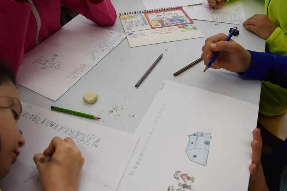 Foto 10 - Carbajosa inicia los actos del D&iacute;a Mundial del Ni&ntilde;o con dibujos, taller de m&aacute;scaras y teatro  