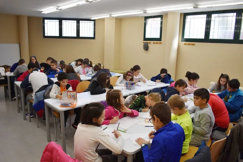 Foto 9 - Carbajosa inicia los actos del D&iacute;a Mundial del Ni&ntilde;o con dibujos, taller de m&aacute;scaras y teatro  