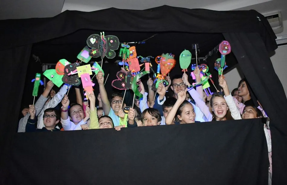 Foto 7 - Carbajosa inicia los actos del D&iacute;a Mundial del Ni&ntilde;o con dibujos, taller de m&aacute;scaras y teatro  