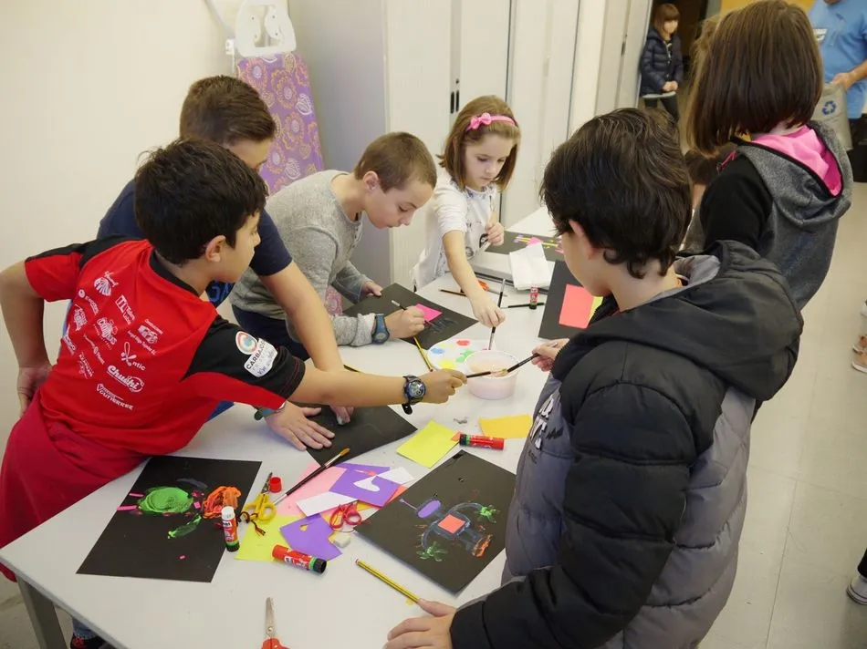 Foto 5 - Carbajosa inicia los actos del D&iacute;a Mundial del Ni&ntilde;o con dibujos, taller de m&aacute;scaras y teatro  