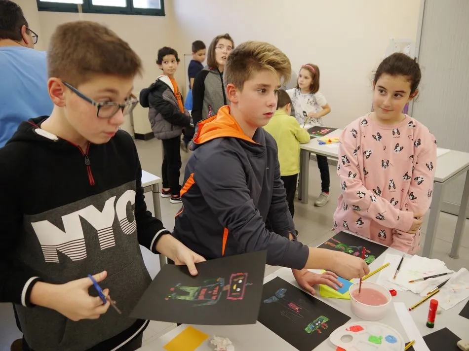 Foto 4 - Carbajosa inicia los actos del D&iacute;a Mundial del Ni&ntilde;o con dibujos, taller de m&aacute;scaras y teatro  