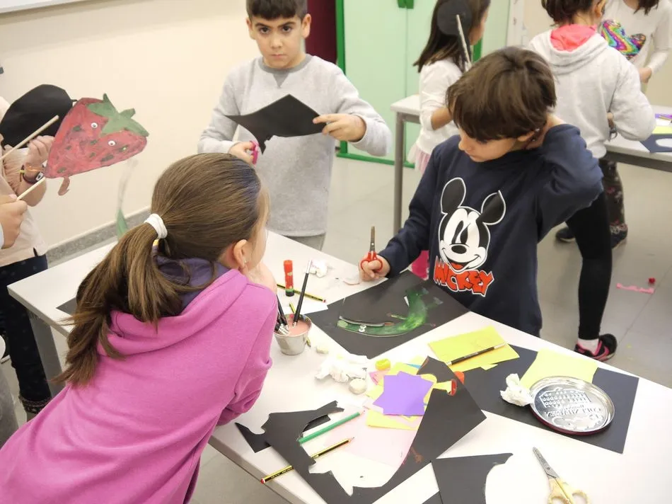 Foto 3 - Carbajosa inicia los actos del D&iacute;a Mundial del Ni&ntilde;o con dibujos, taller de m&aacute;scaras y teatro  