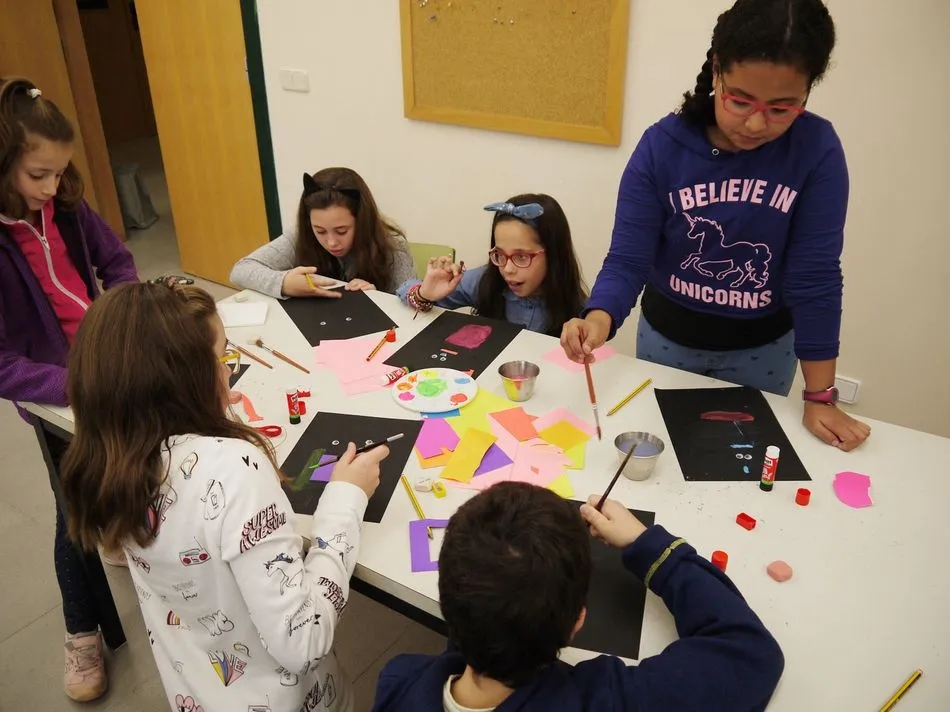 Foto 2 - Carbajosa inicia los actos del D&iacute;a Mundial del Ni&ntilde;o con dibujos, taller de m&aacute;scaras y teatro  