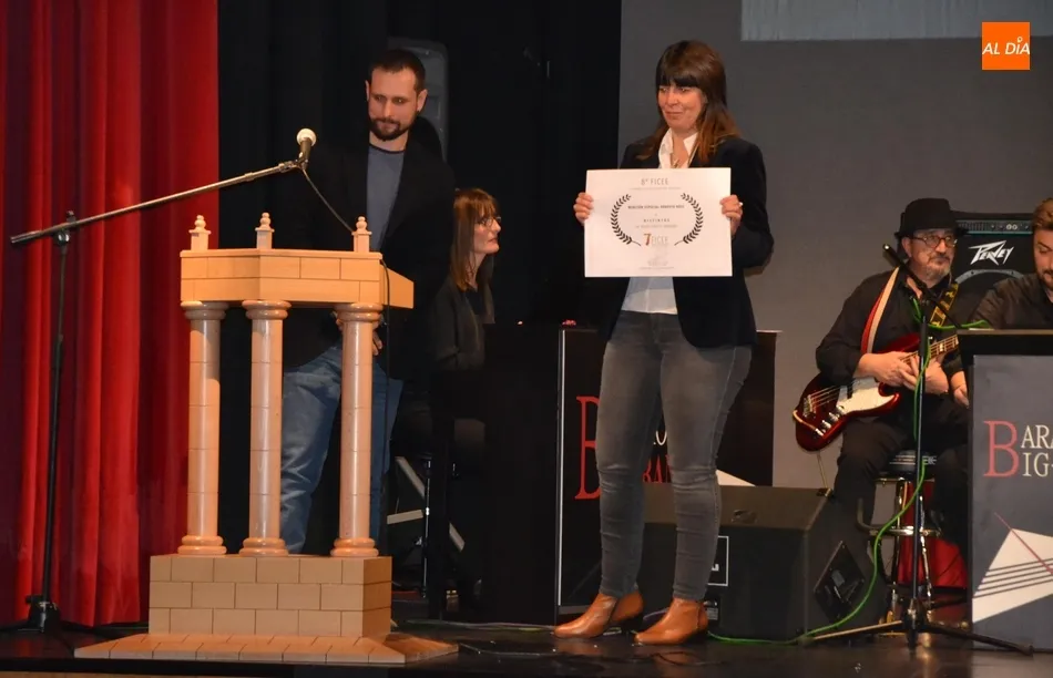 Foto 7 - &lsquo;The Departure&rsquo;, gran triunfador en la gala de clausura del 8&ordm; FICEE, que record&oacute; a Roberto...