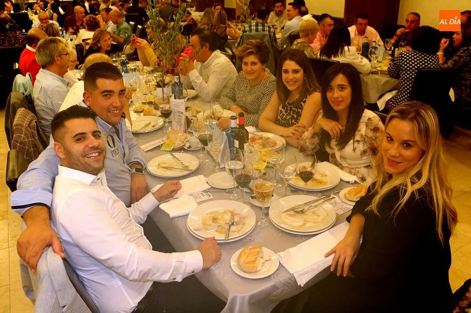 Foto 11 - Los guijuelenses muestran su solidaridad en la primera cena contra el c&aacute;ncer