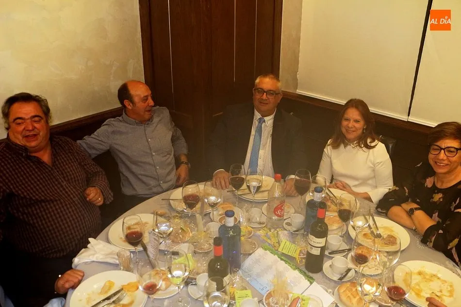 Foto 9 - Los guijuelenses muestran su solidaridad en la primera cena contra el c&aacute;ncer