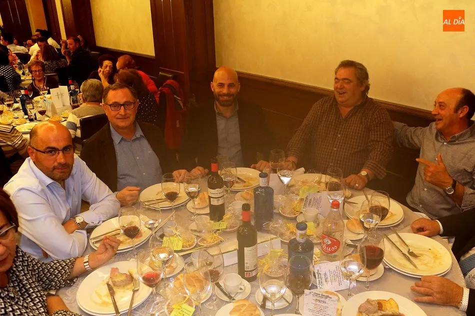 Foto 8 - Los guijuelenses muestran su solidaridad en la primera cena contra el c&aacute;ncer