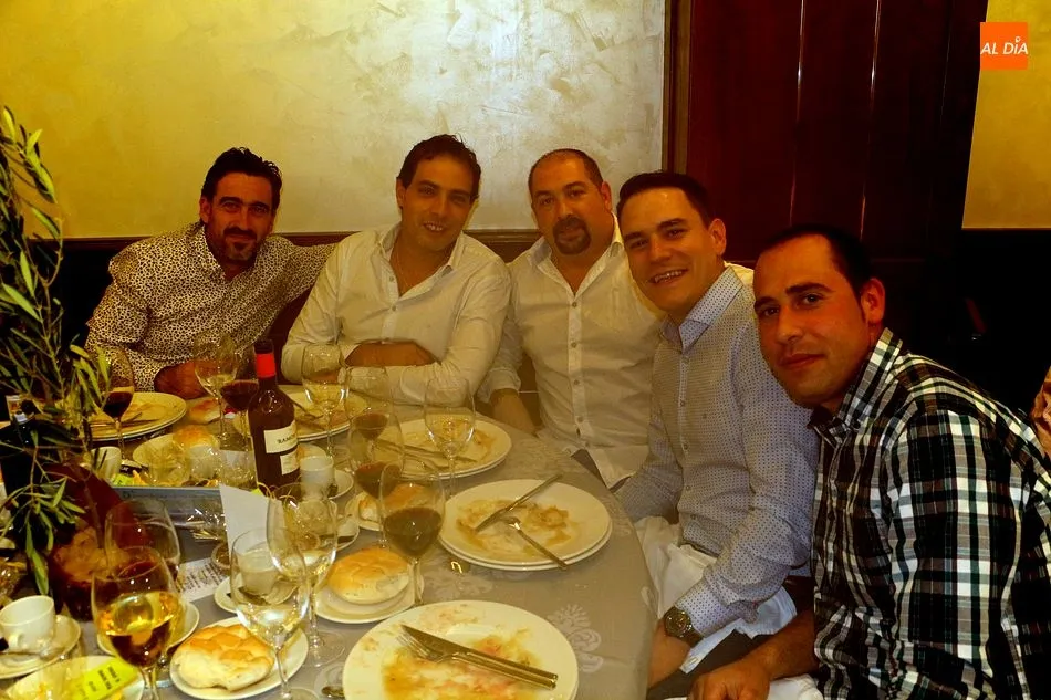 Foto 7 - Los guijuelenses muestran su solidaridad en la primera cena contra el c&aacute;ncer