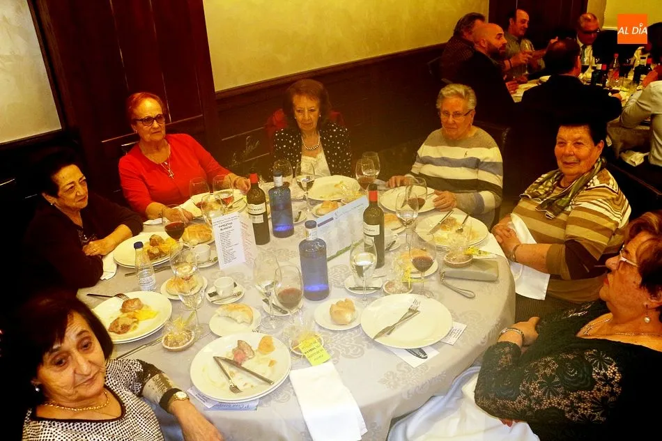 Foto 6 - Los guijuelenses muestran su solidaridad en la primera cena contra el c&aacute;ncer