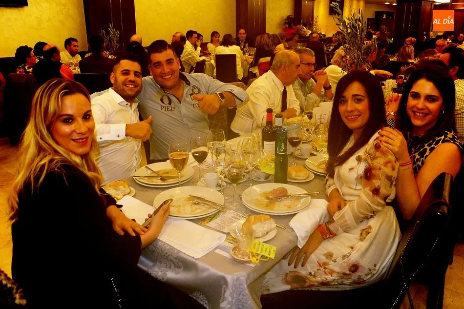 Foto 5 - Los guijuelenses muestran su solidaridad en la primera cena contra el c&aacute;ncer