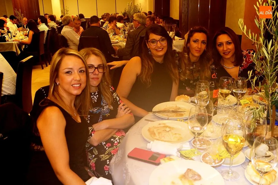 Foto 4 - Los guijuelenses muestran su solidaridad en la primera cena contra el c&aacute;ncer