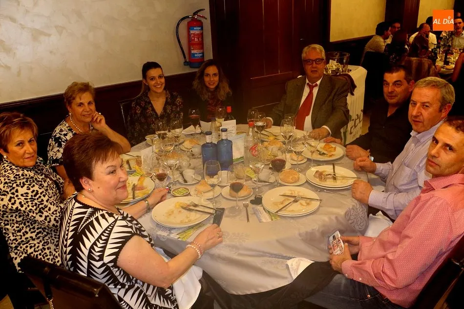 Foto 3 - Los guijuelenses muestran su solidaridad en la primera cena contra el c&aacute;ncer