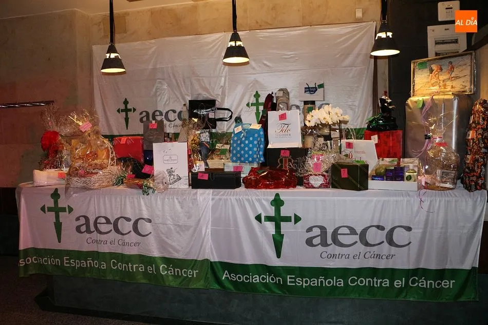Foto 2 - Los guijuelenses muestran su solidaridad en la primera cena contra el c&aacute;ncer
