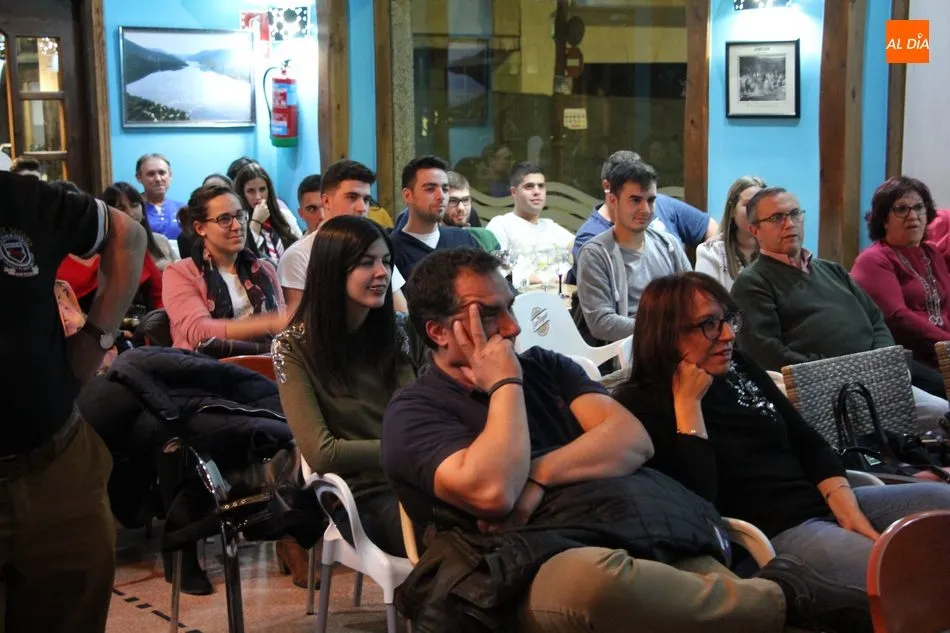 Foto 7 - Chely Capit&aacute;n divierte con sus mon&oacute;logos al p&uacute;blico de la Cafeter&iacute;a Imperial  