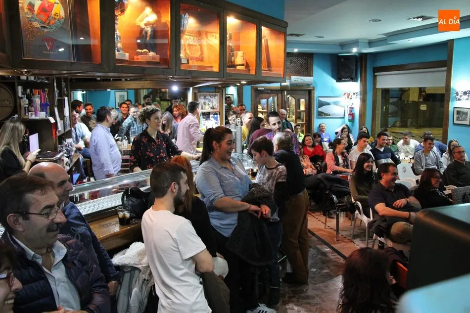 Foto 2 - Chely Capit&aacute;n divierte con sus mon&oacute;logos al p&uacute;blico de la Cafeter&iacute;a Imperial  