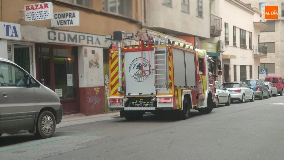 Foto 3 - Movilizados los Bomberos por el humo en un tejado de la calle Fray Luis de Granada  
