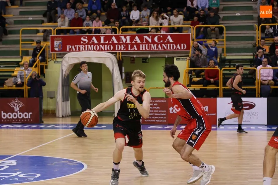 Foto 10 - El CB Tormes sucumbe ante al Basket Navarra (62-65) con un triple sobre la bocina