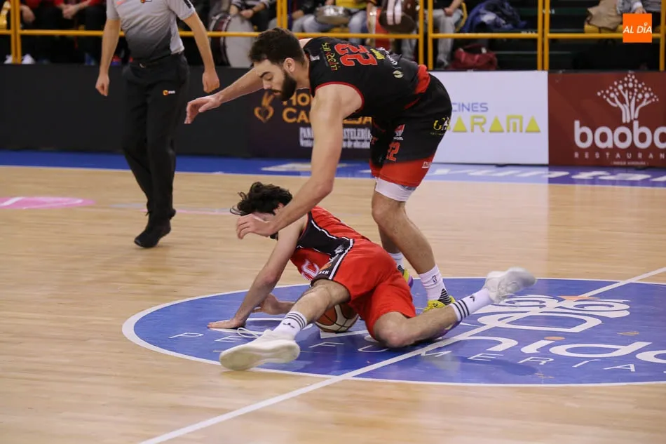 Foto 9 - El CB Tormes sucumbe ante al Basket Navarra (62-65) con un triple sobre la bocina