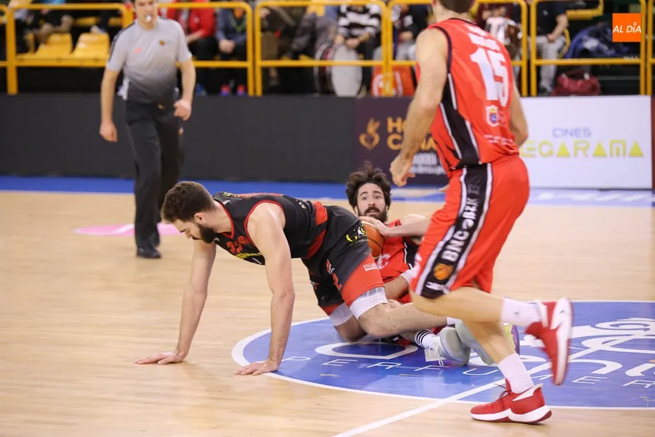 Foto 8 - El CB Tormes sucumbe ante al Basket Navarra (62-65) con un triple sobre la bocina