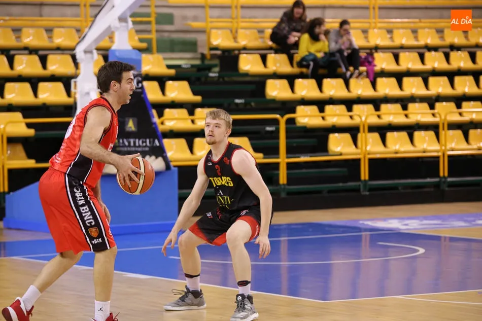 Foto 7 - El CB Tormes sucumbe ante al Basket Navarra (62-65) con un triple sobre la bocina