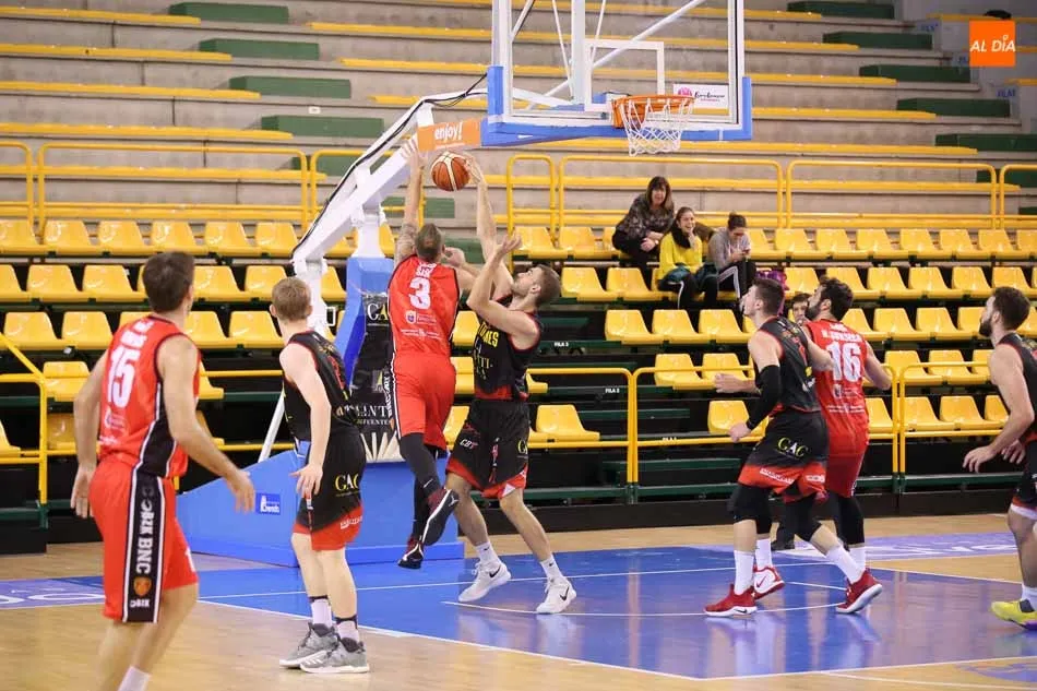 Foto 6 - El CB Tormes sucumbe ante al Basket Navarra (62-65) con un triple sobre la bocina
