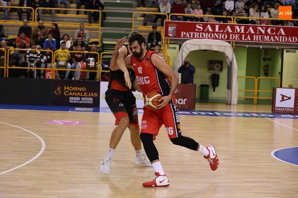 Foto 3 - El CB Tormes sucumbe ante al Basket Navarra (62-65) con un triple sobre la bocina