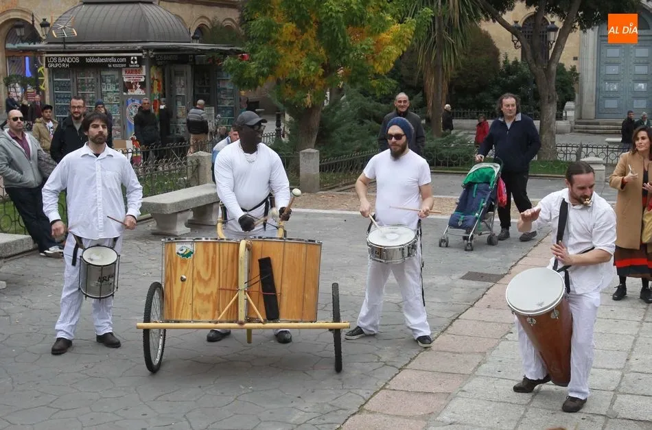 Foto 2 - La SAL contin&uacute;a sus actividades con una batucada y un taller de percusi&oacute;n de libros