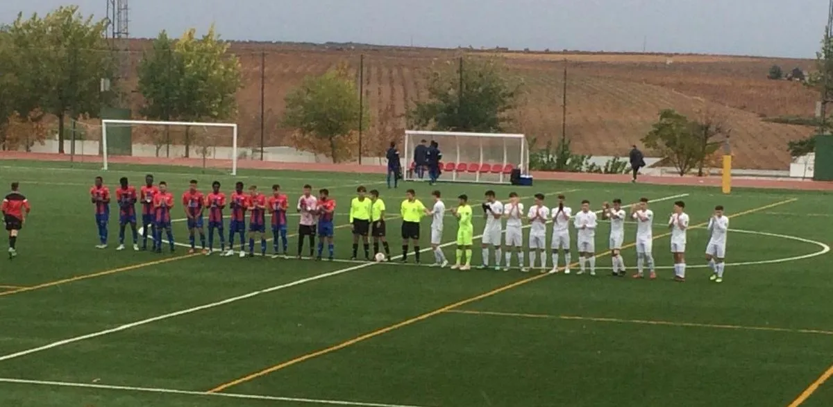 Ambos equipos saltan al terreno de juego. Imagen: Twitter UD Santa Marta