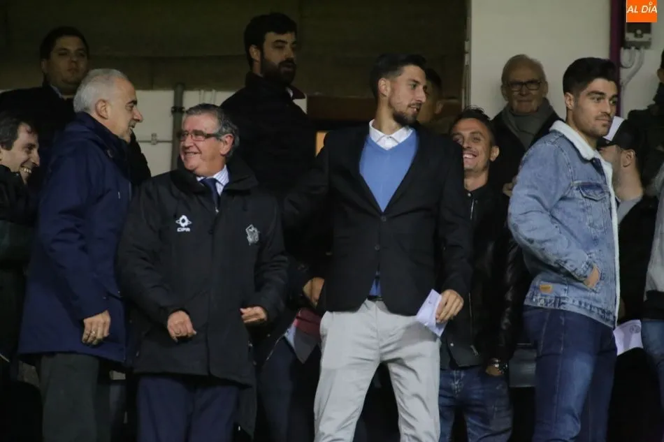 Foto 6 - El Salamanca UDS y el Helm&aacute;ntico se rinden a los &ldquo;h&eacute;roes del ascenso&rdquo; con un emotivo homenaje