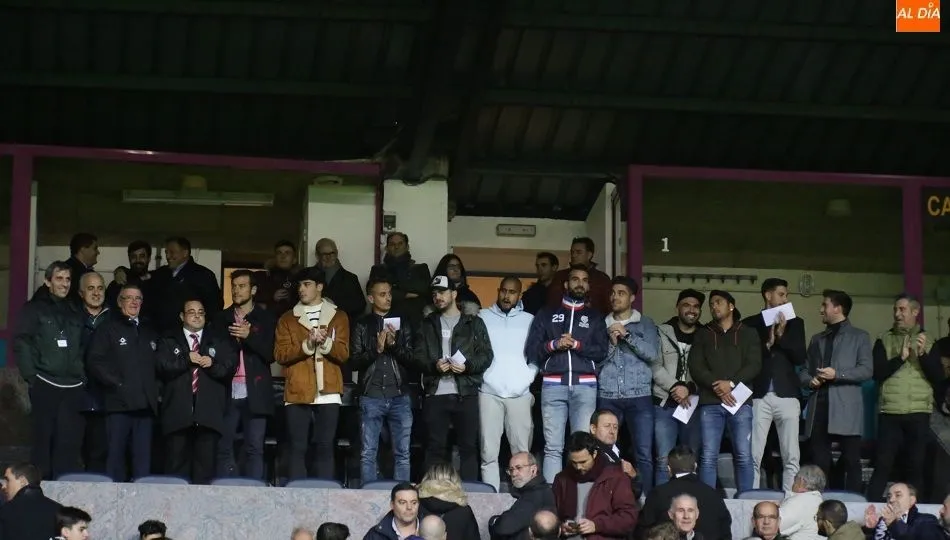 Foto 2 - El Salamanca UDS y el Helm&aacute;ntico se rinden a los &ldquo;h&eacute;roes del ascenso&rdquo; con un emotivo homenaje