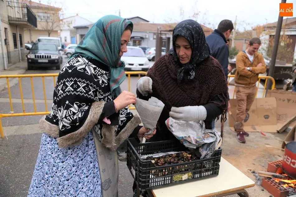 Las castañeras llenan los cucuruchos