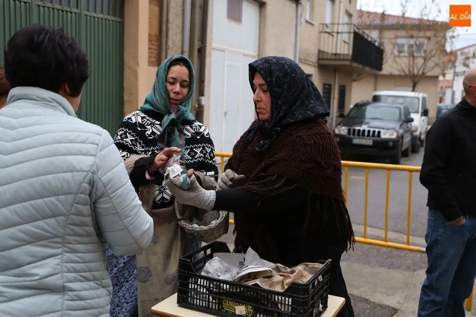 Foto 5 - Peque&ntilde;os y mayores celebran el oto&ntilde;o con una casta&ntilde;ada  