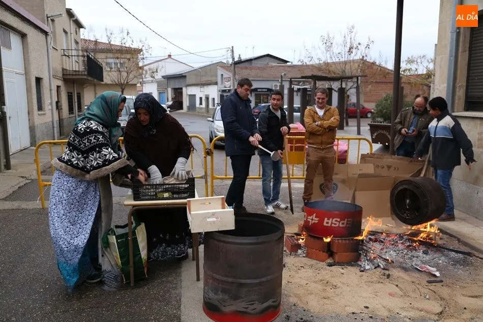 Foto 4 - Peque&ntilde;os y mayores celebran el oto&ntilde;o con una casta&ntilde;ada  