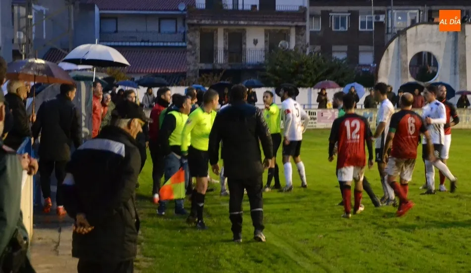 Imagen de la tángana final junto al banquillo bejarano