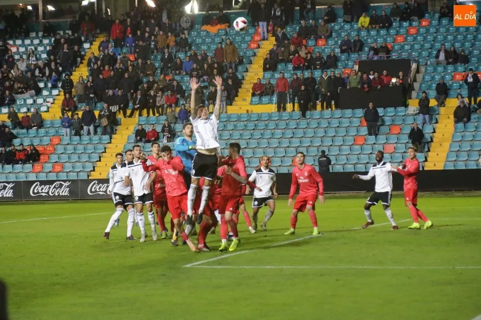 Foto 2 - El Salamanca UDS tira de &eacute;pica para empatar con el Castilla en el tiempo de descuento (3-3)