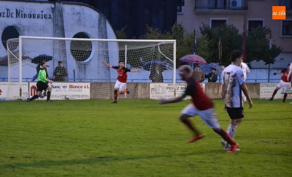 Foto 10 - El B&eacute;jar asalta el Francisco Mateos 10 a&ntilde;os despu&eacute;s en un derby de sabor a&ntilde;ejo con barro y...