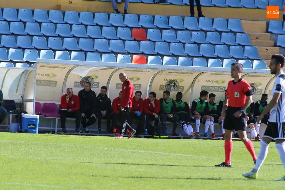 Calderón sopesa una decisión en el banquillo blanquinegro. Foto: Alberto Martín