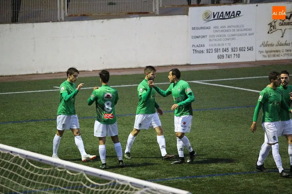 Foto 11 - El CD Guijuelo vence con lo puesto al Atl&eacute;tico B (1-0)