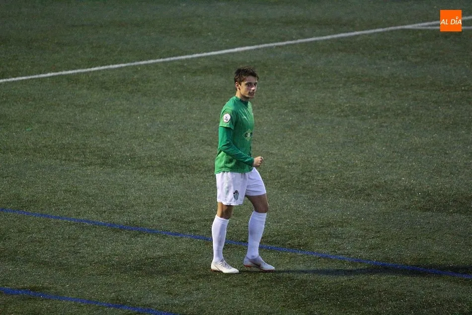 Foto 10 - El CD Guijuelo vence con lo puesto al Atl&eacute;tico B (1-0)